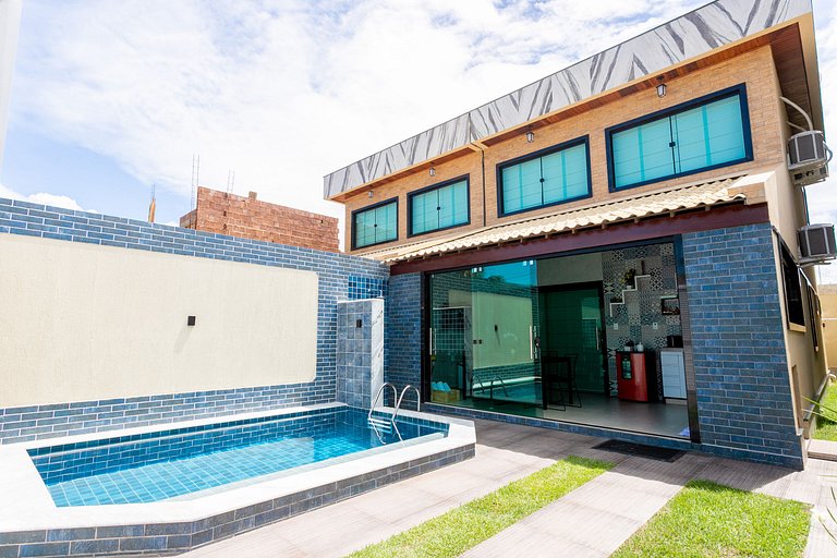 Casa com piscina a 650 metros da praia